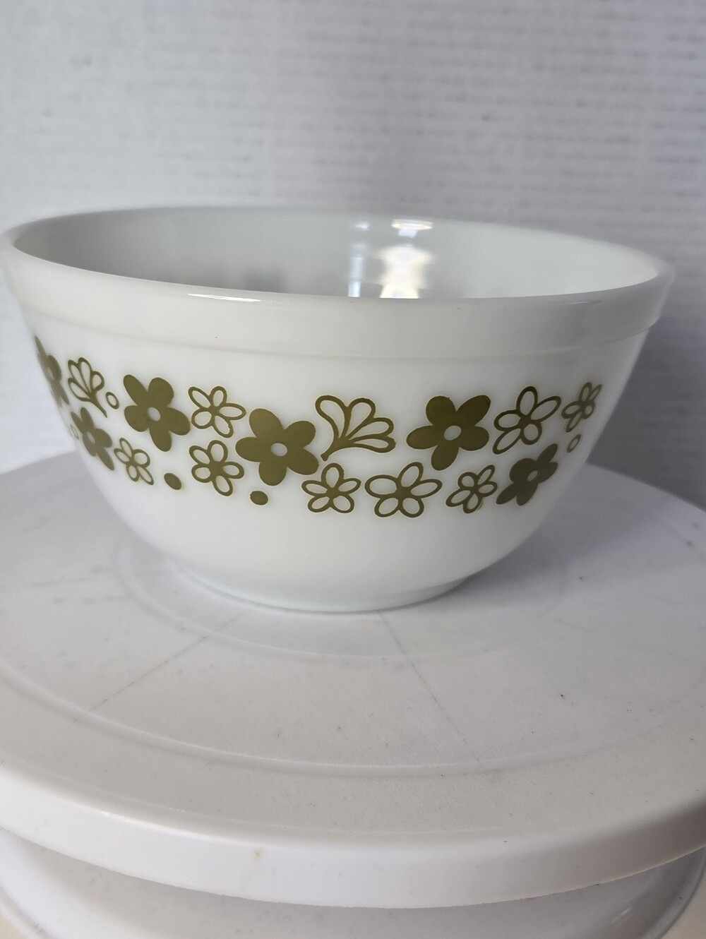 Pyrex Vintage White & Green Spring Blossom 1.5 Quart Glass Bowl